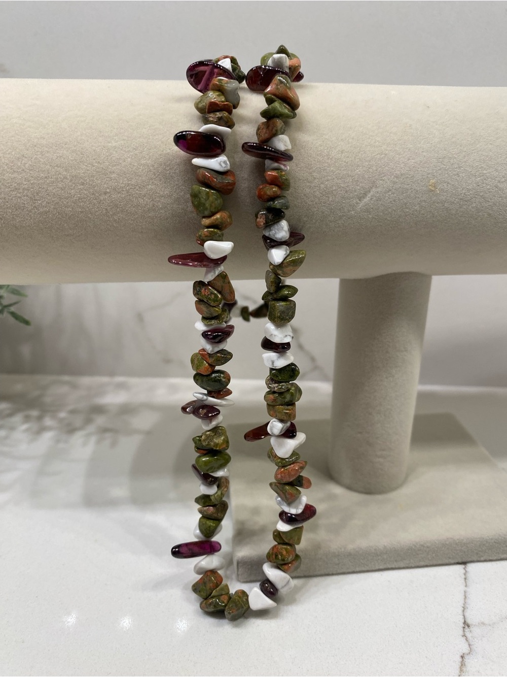 Unbranded Green and White Mookaite & Jasper Chip Necklace with Purple colors
